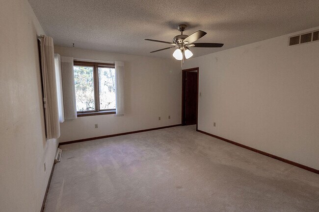 Building Photo - 401 Cedar Ln