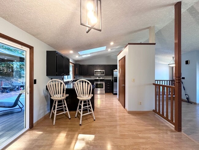 Building Photo - 3 Bed 2.5 Bath 3 Level Home w/ Furnished B...
