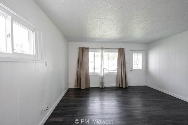 Building Photo - Charming 3-Bedroom Gem with 1.5 Baths in Lawrence