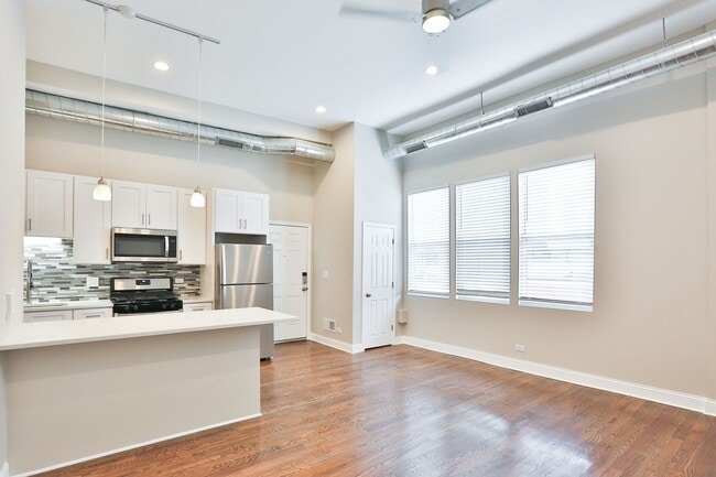 Building Photo - Gorgeous 2Bed/1bath in Logan Square! Condo Quality! In-Unit Laundry! Central Air! Stainless Steel!