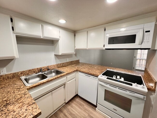 Building Photo - Charming 2-Bedroom Home with Private Patio in Central Bakersfield