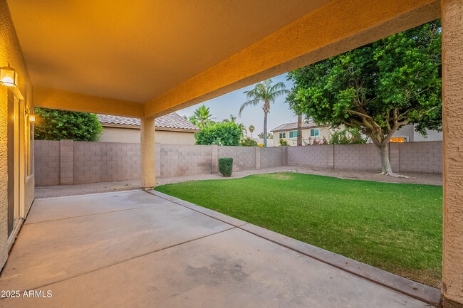 Building Photo - 2421 W Indigo Dr