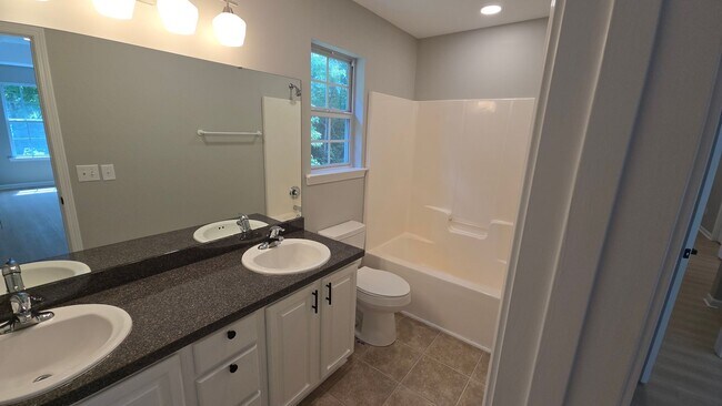 Building Photo - 614 Summerhill Dr