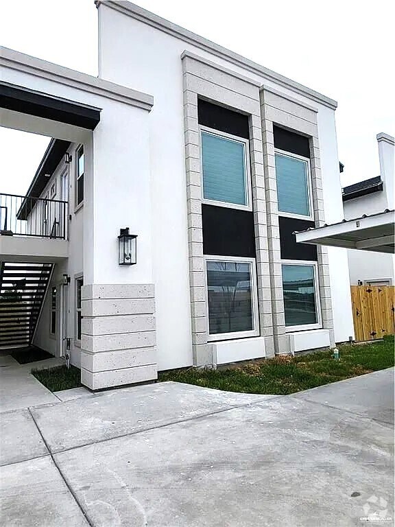 Building Photo - 3704 N Robin Ave