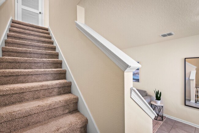 Building Photo - 2-Bedroom Townhome for Rent with Private En-Suite Baths & Screened Porch