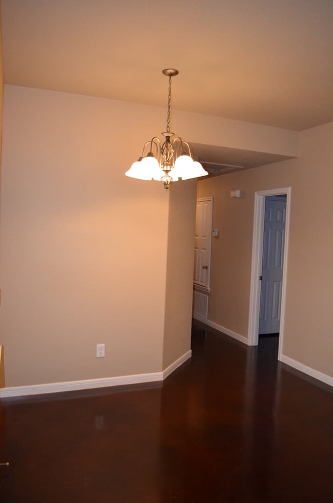 Building Photo - 1609 Pontotoc Ter