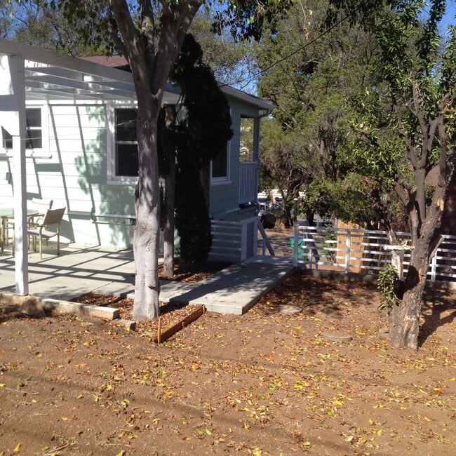Building Photo - Beautiful 2bd/1ba Upstairs Duplex with a H...