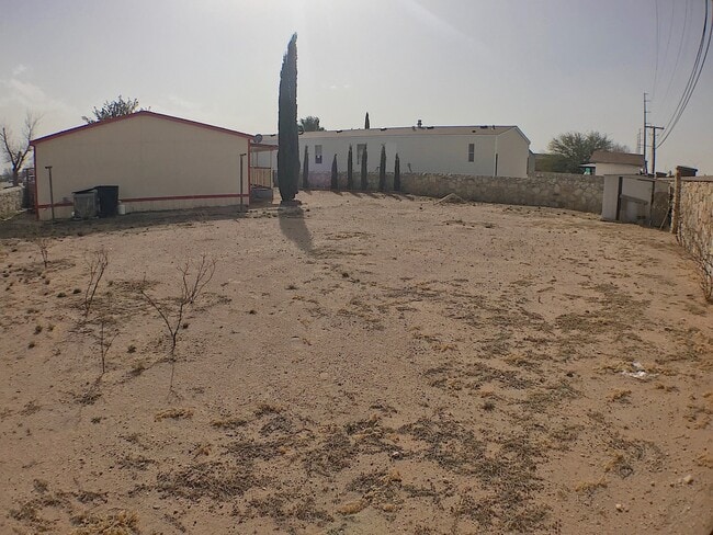 Building Photo - East El Paso 3 bed Refrig A/C