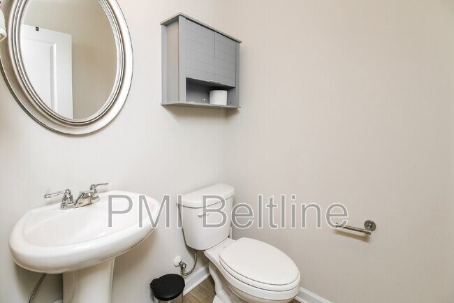 Building Photo - 1220 Hawthorne Tr