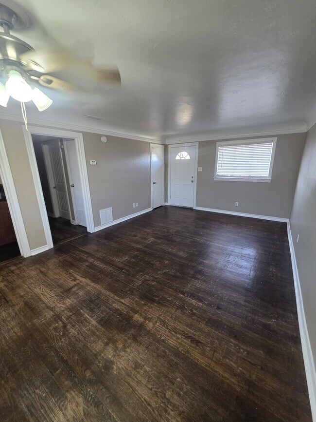Building Photo - 3 bed 1 bath home, move in ready!