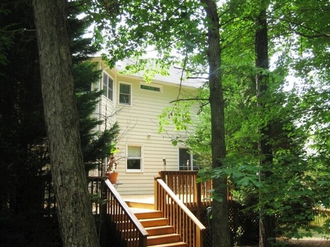 Building Photo - Pre-lease now for April!