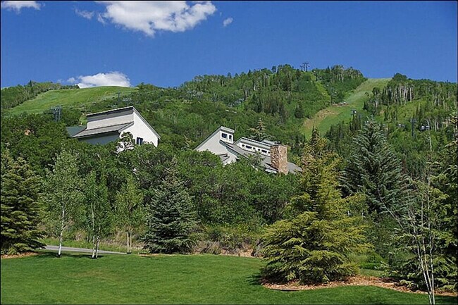 Building Photo - 2420 Ski Trail Ln