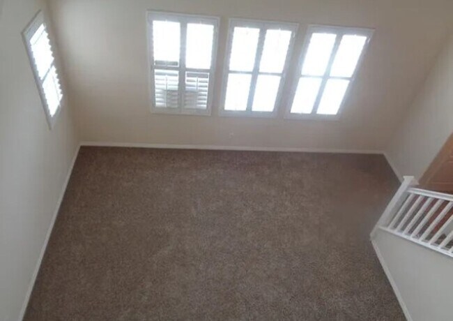 Building Photo - 2 weeks free rent. Detached 4 Bedroom Home...