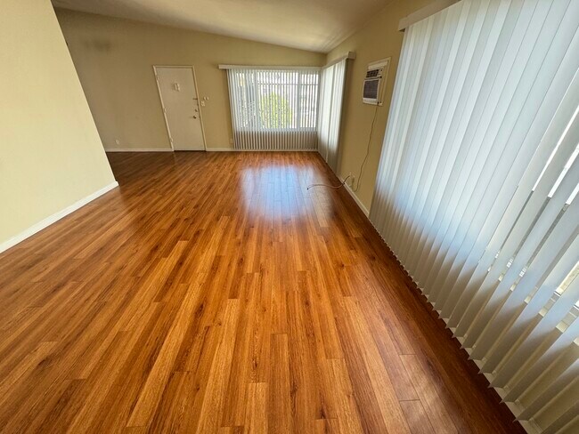 Building Photo - 521 S Manhattan Pl