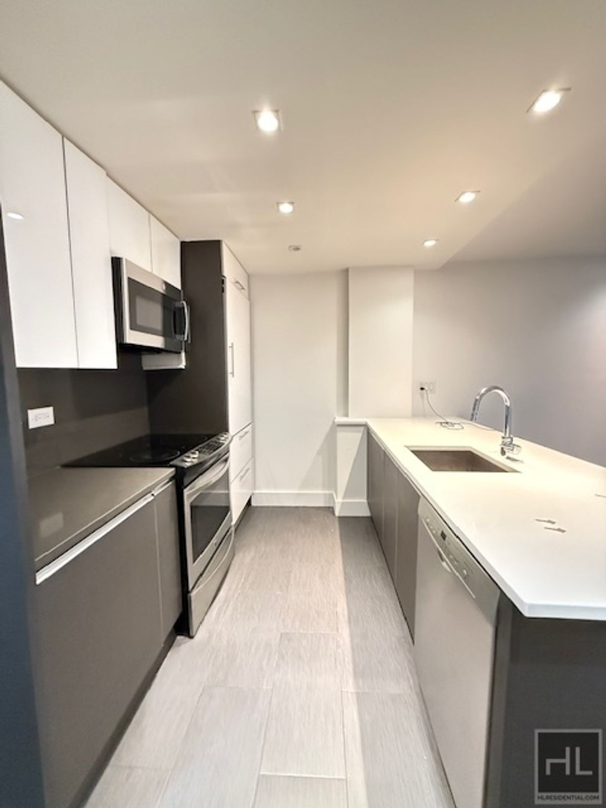 Building Photo - Large newly renovated 2 bed 2 bath - WEST END AVENUE