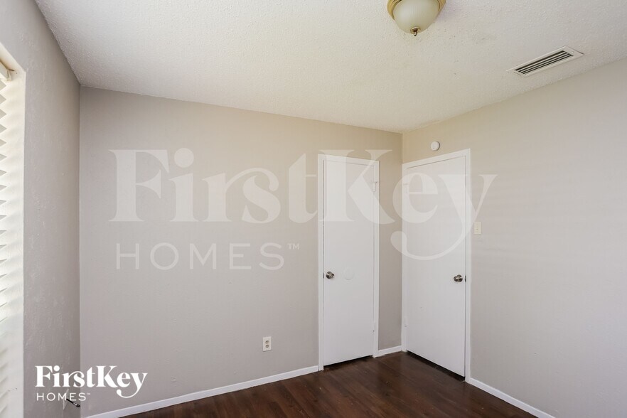 Building Photo - 908 Wandering Way Dr
