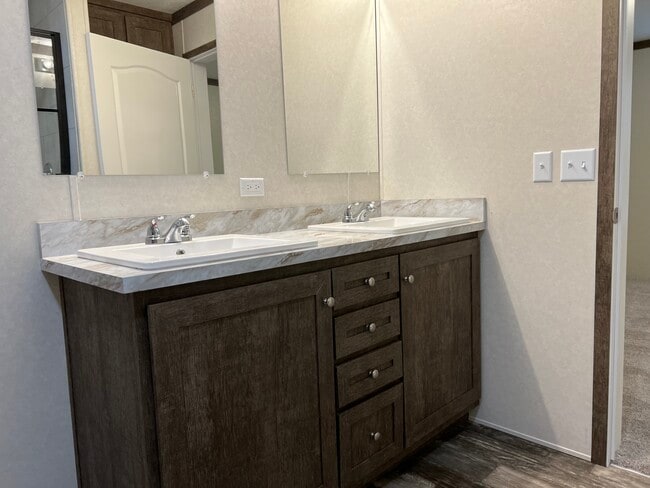 Building Photo - 2 Sycamore