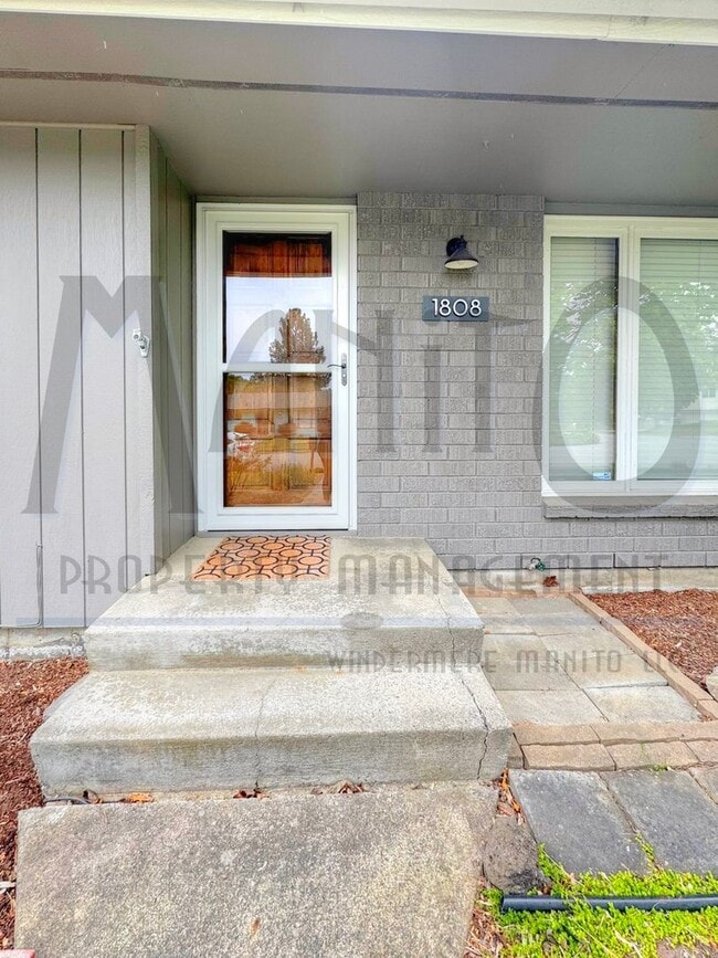 Building Photo - Entertainers Dream Home
