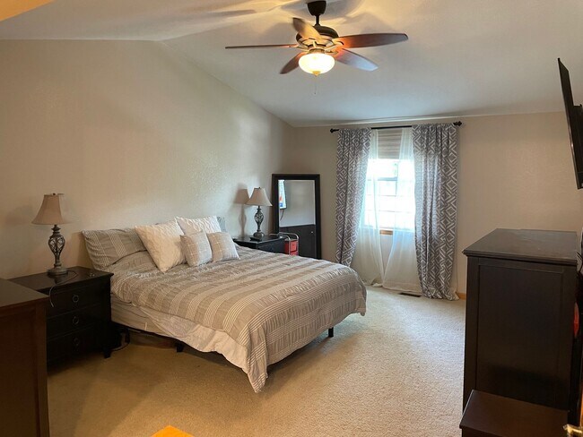 Building Photo - Beautiful Home in Golden Meadows!