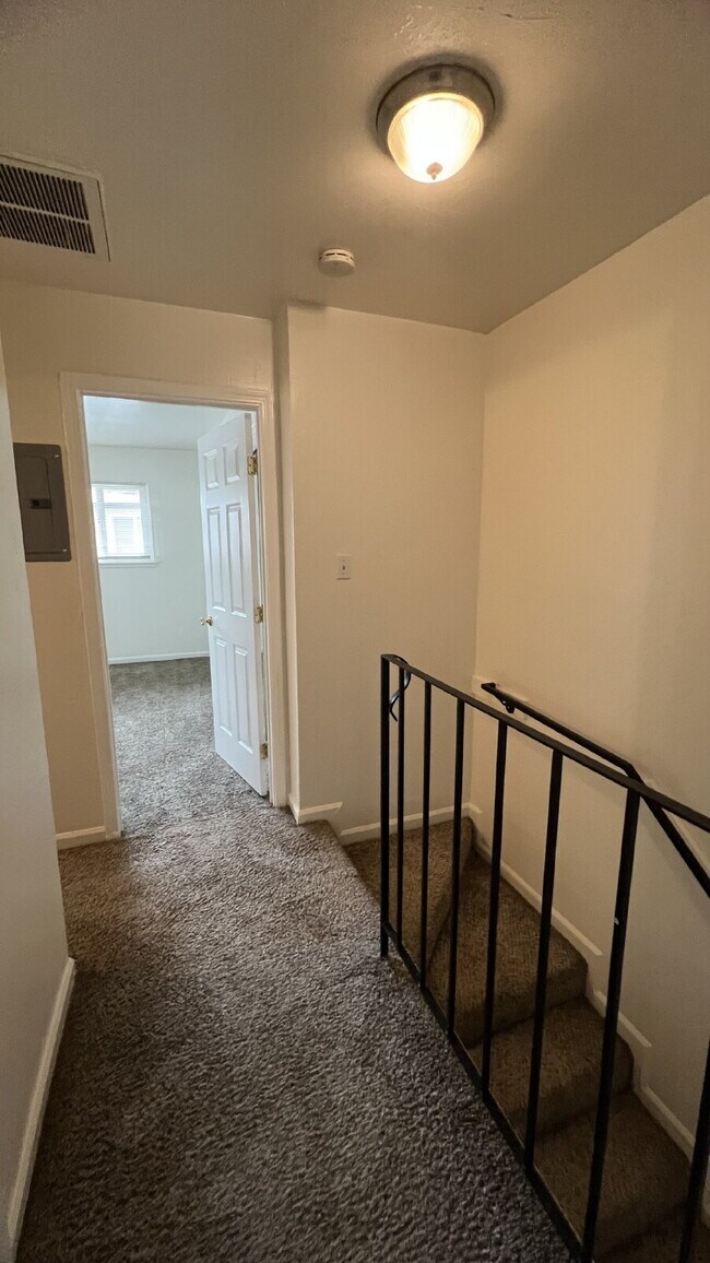 Building Photo - 1116 Evelyn Ln