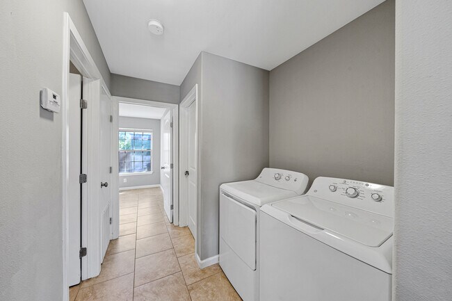 Building Photo - 308 E Cheryl Dr