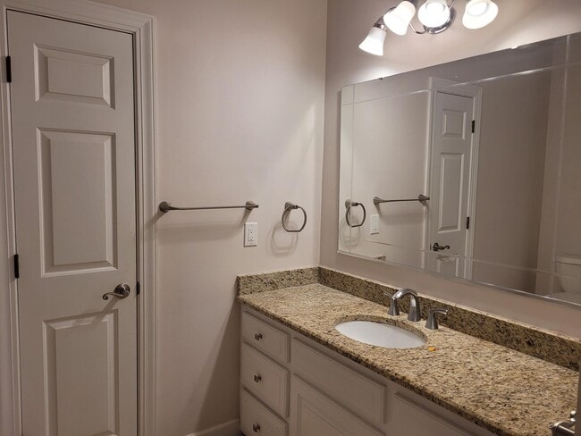 Building Photo - 850 Torrey Pines Dr