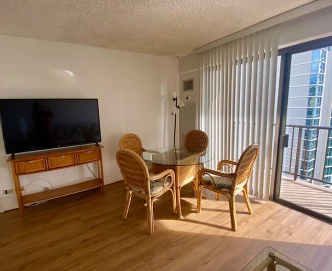 Building Photo - Four Paddle Condominium in Waikiki