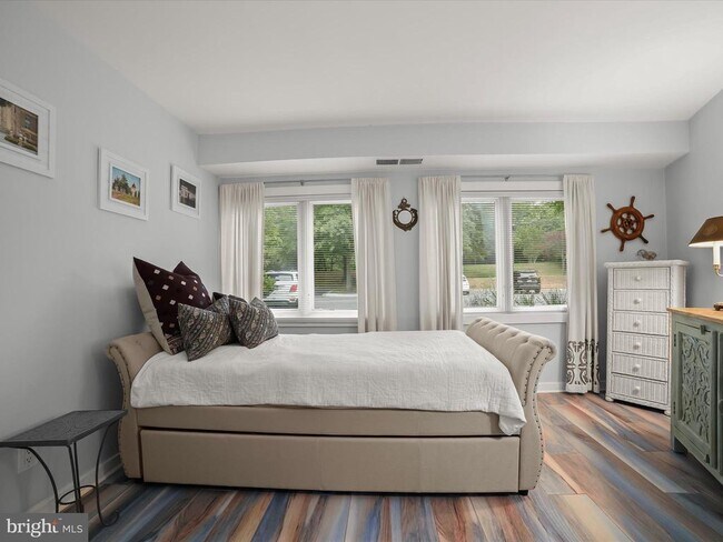 Building Photo - 7024 Channel Village Ct
