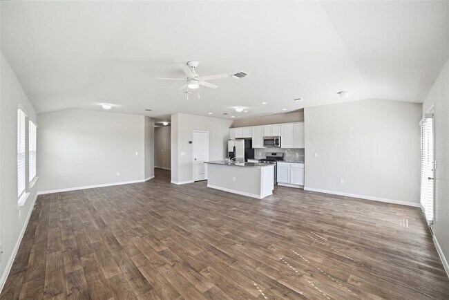 Building Photo - 600 Marimoor Dr