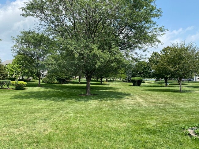 Building Photo - 5905 Lake Pointe Dr