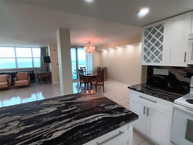 Building Photo - 1410 S Ocean Dr