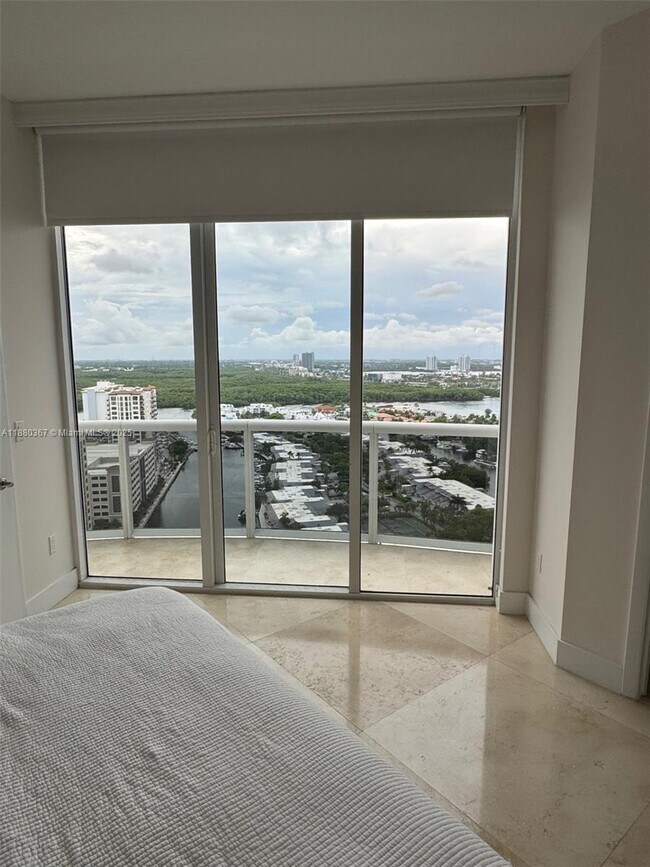 Building Photo - 16001 Collins Ave
