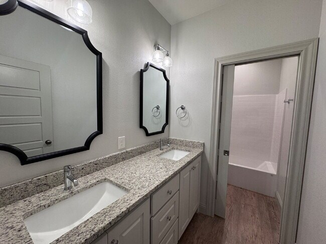 Building Photo - Stunning 4-Bed Home with Cozy Fireplace!