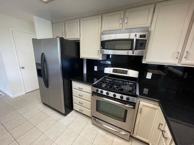 Building Photo - Spacious three bedroom home in desirable Windsor neighborhood!