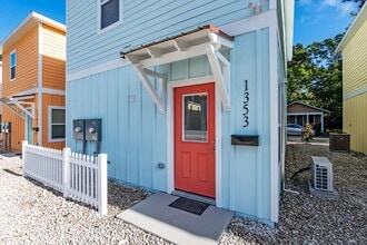 Building Photo - Studio Walking Distance to Campus