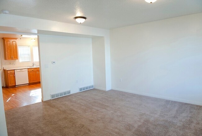 Building Photo - 260 E 400 N