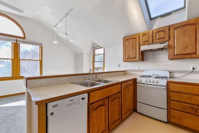 Building Photo - 1 Bed, 1 Bath Studio *All Utilities Included*