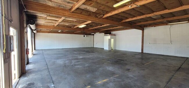 Primary Photo - Large warehouse/shop/flex-space central Sp...