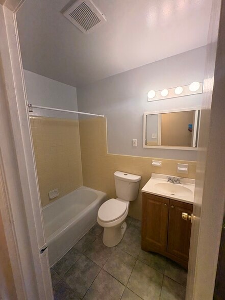 Building Photo - 910 Logwood Rd