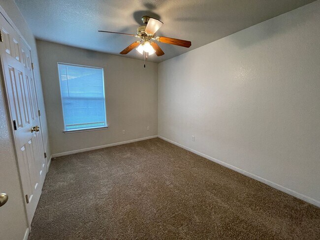 Building Photo - 1906 Charleston Ct