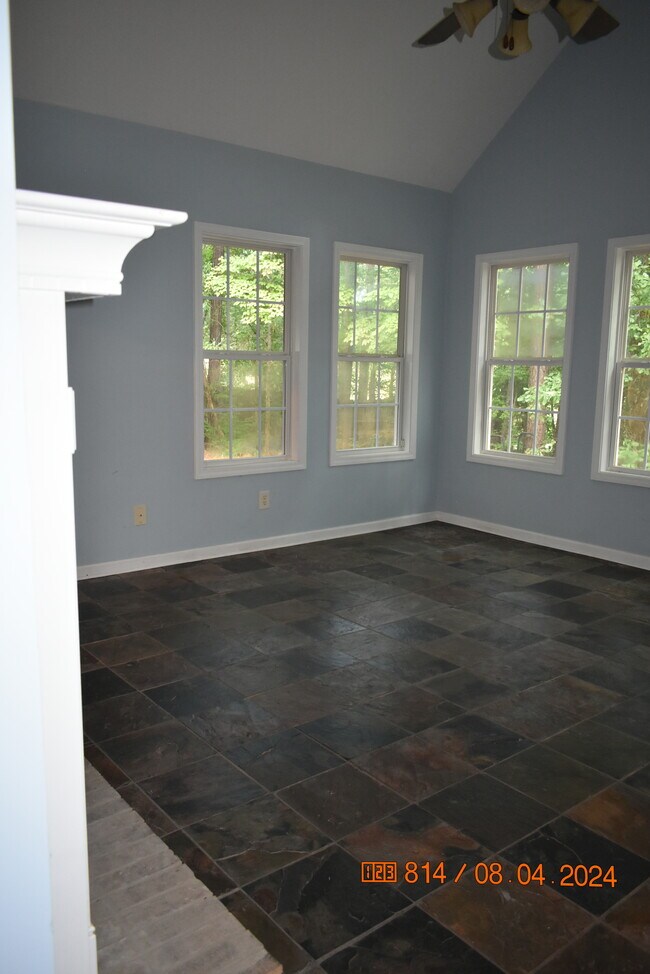 Building Photo - 146 Brittany Ln
