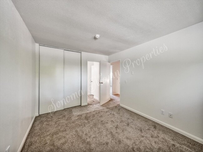 Building Photo - 2 Bedroom 1.5 Bath 2 Car Garage Includes W...