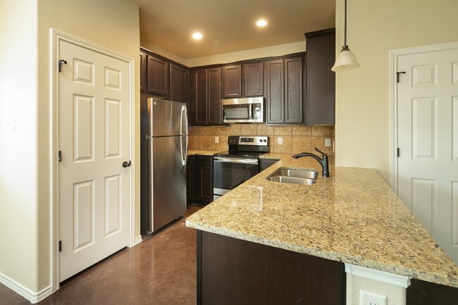 Building Photo - AVAILABLE NOW! GORGEOUS 3 BEDROOM DUPLEX LOCATED IN BUDA, TEXAS!