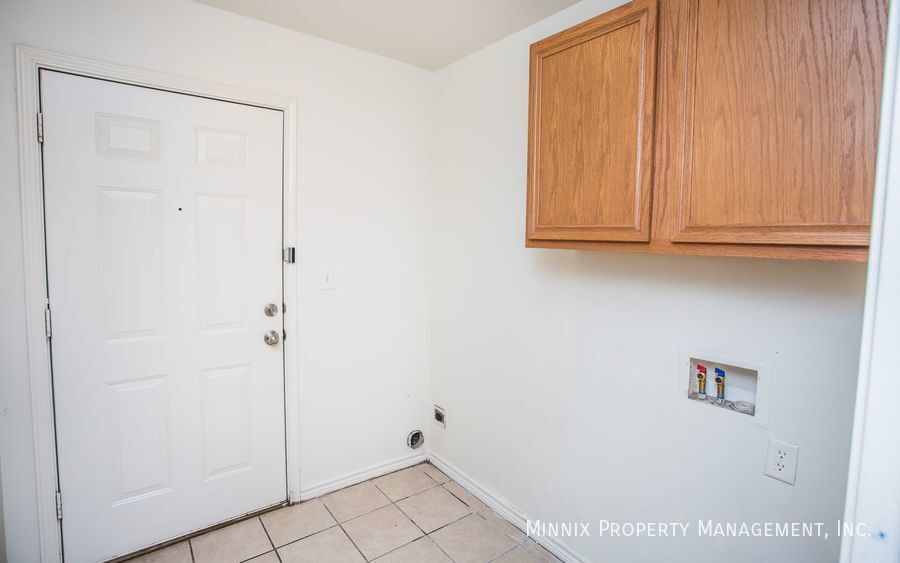 Building Photo - 908 N Belmont Ave