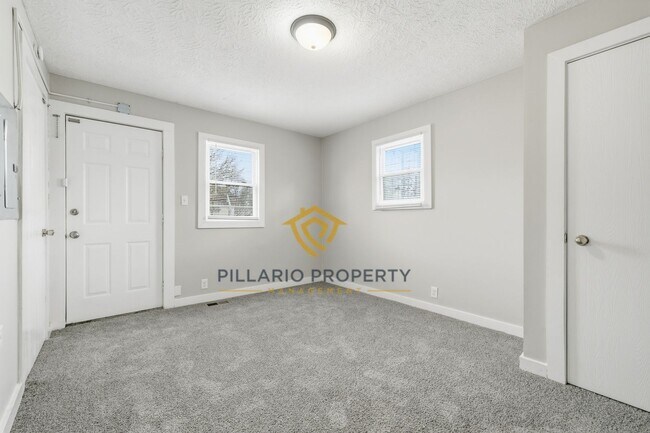 Building Photo - Updated 3 Bedroom Near Forest Manor, Available NOW!