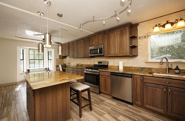 Building Photo - 504 Miller Ln