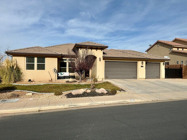 Building Photo - Short term lease! Beautiful Furnished St. George Home!!