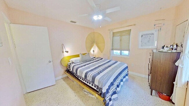 Building Photo - Lake Pasadena - Charming 2 Bedroom Home with Spacious Yard