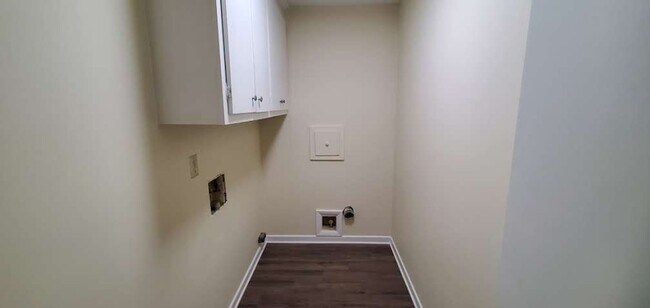 Building Photo - 4 Bedroom 3 Bathroom House