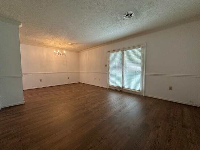 Building Photo - 2 Bedroom / 2 Bath Brick Condo - Bristol, TN